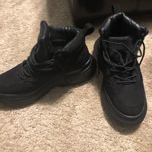 Black chunky sneaker